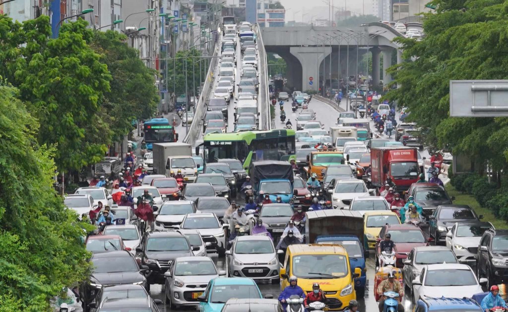 Sẵn sàng ứng trực bảo đảm an toàn giao thông, giúp đỡ người dân