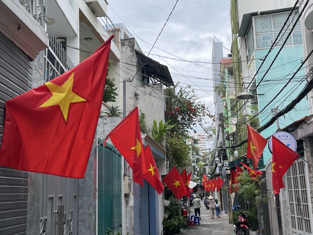 Nhiều người dân chia sẻ rằng, khi lá cờ Tổ quốc tung bay trước cửa nhà, họ cảm nhận sâu sắc niềm tự hào, lòng yêu nước, và tinh thần đoàn kết mạnh mẽ của dân tộc Việt Nam.