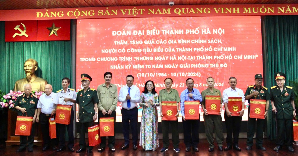 Đồng chí Trần Sỹ Thanh, Ủy viên Trung ương Đảng, Phó Bí thư Thành ủy, Chủ tịch UBND TP Hà Nội và đồng chí Nguyễn Thị Lệ, Phó Bí thư Thành ủy, Chủ tịch HĐND TP Hồ Chí Minh tặng quà tri ân các cựu chiến binh