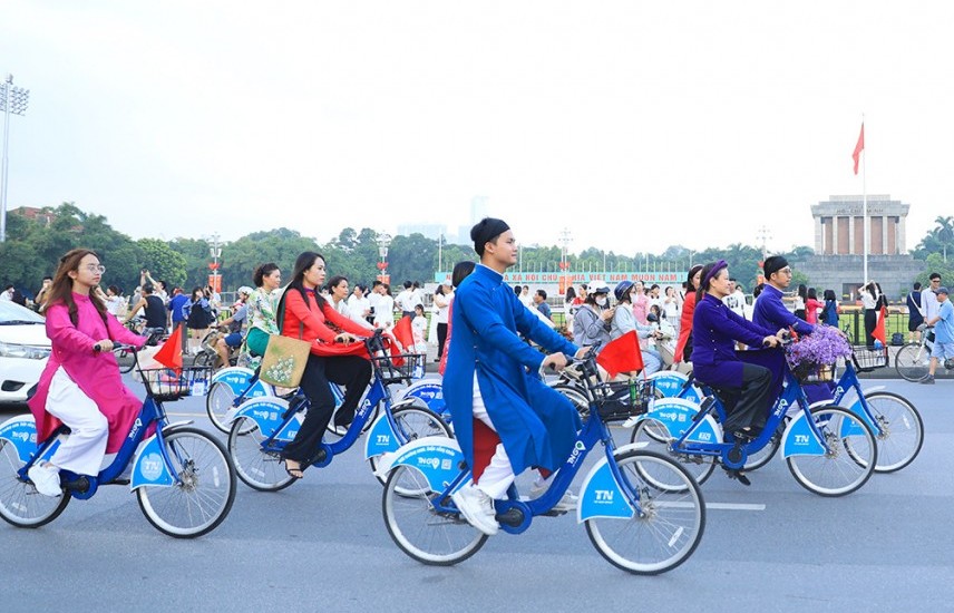 Nam thanh nữ tú mặc áo dài đạp xe, ngắm di sản Hà Nội