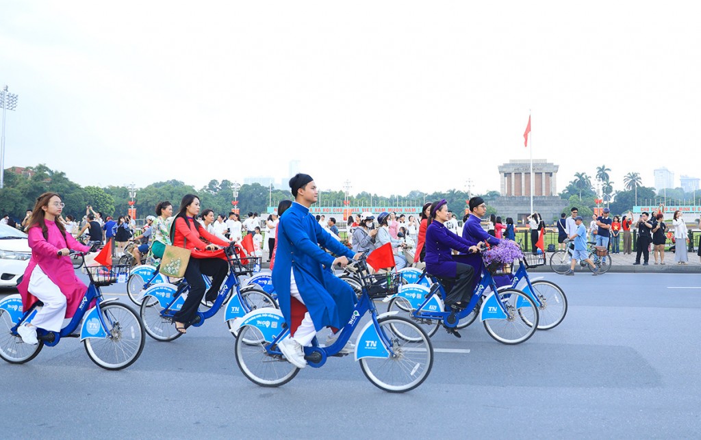 Nam thanh nữ tú trong tà áo dài qua Quảng trường Lăng Chủ tịch Hồ Chí Minh