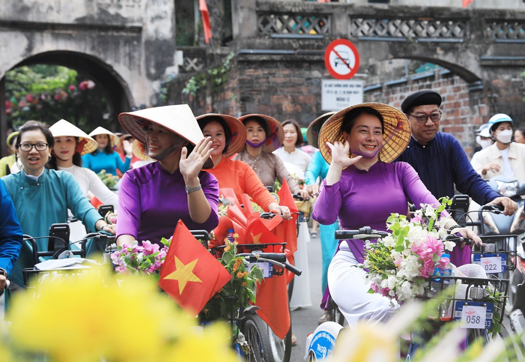 Vẻ đẹp của tà áo dài ba miền được các anh chị mang đến chương trình ý nghĩa này