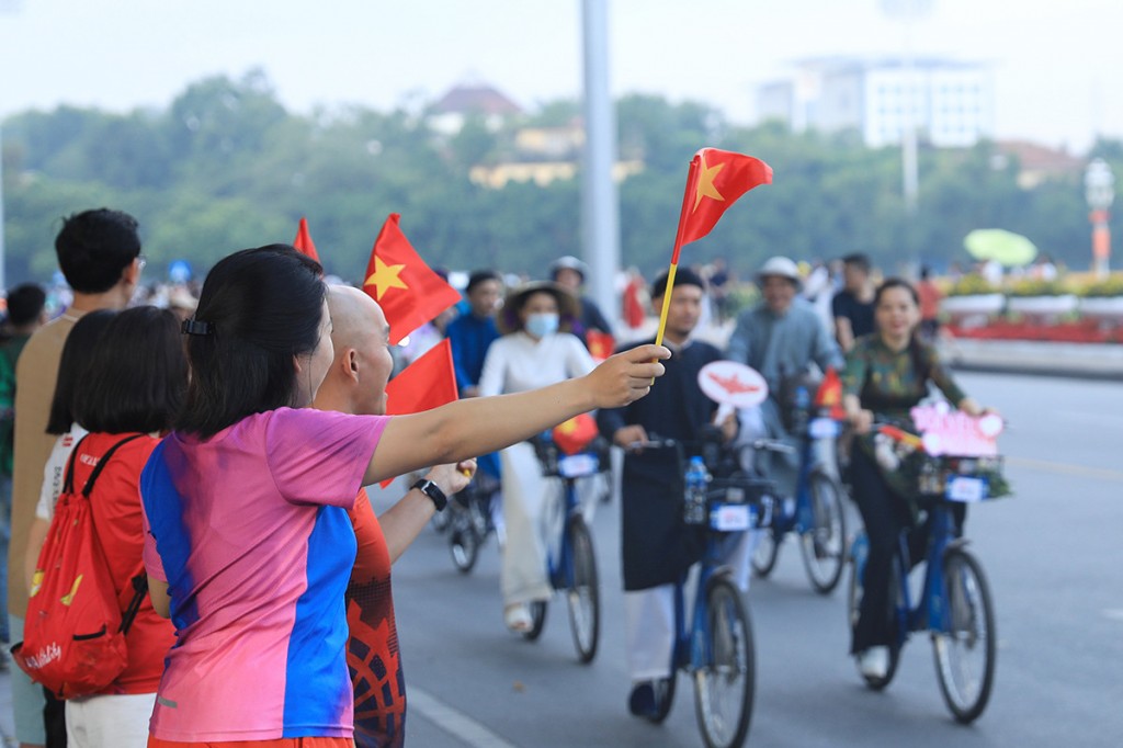 Người dân hào hứng chào đón đoàn xe đạp mang niềm tự hào của người dân Việt Nam trong dịp Quốc khánh 2/9