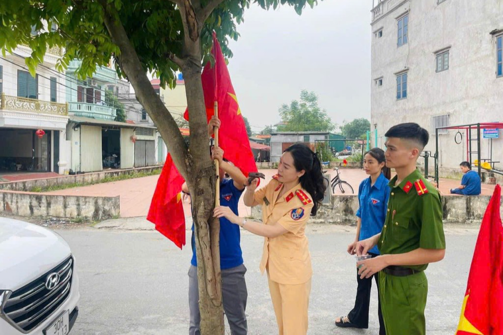 Bạn trẻ làm đẹp cảnh quan, sinh hoạt chủ điểm mừng Quốc khánh