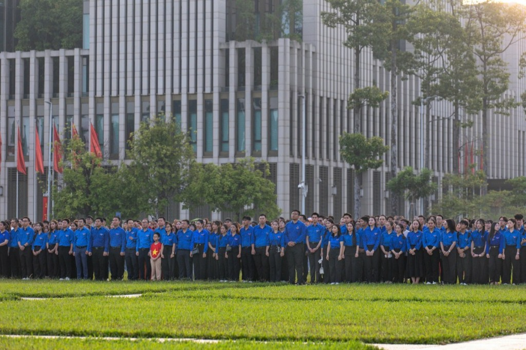 Đông đảo đoàn viên, thanh niên tham dự lễ chào cờ và hát Quốc ca