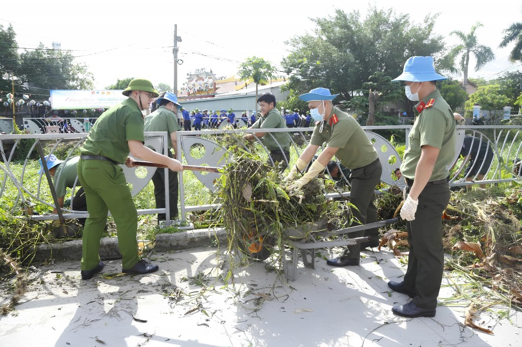 Công an tỉnh Bình Dương phối hợp với các đơn vị liên quan tổ chức chương trình tuyên truyền về bảo vệ môi trường cho người dân. (Ảnh:Phương An)