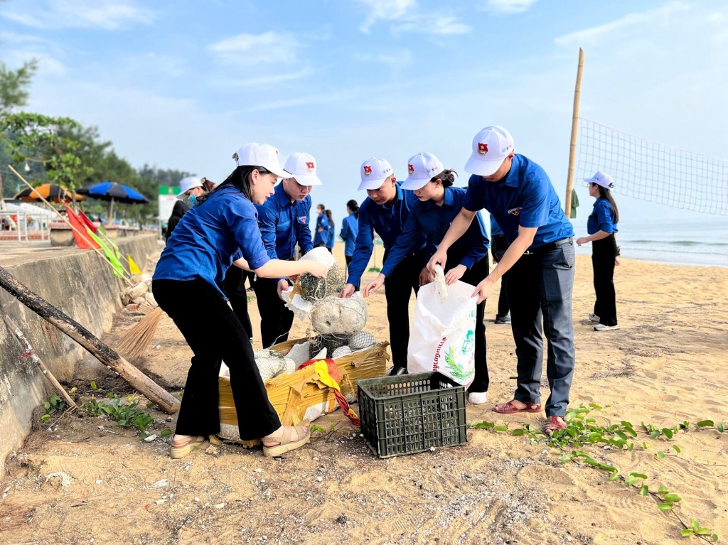 Các đoàn viên thanh niên tham gia dọn rác, bảo vệ môi trường biển