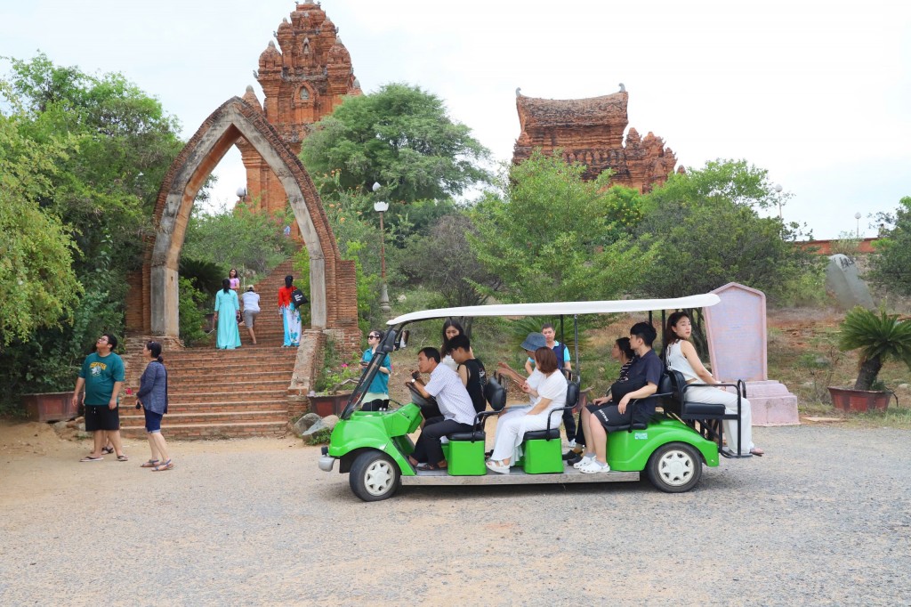 Du khách tham quan Tháp Chàm ở tỉnh Ninh Thuận