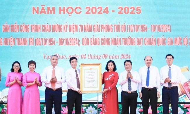 Gắn biển trường THCS Vạn Phúc kỷ niệm 70 năm Giải phóng Thủ đô