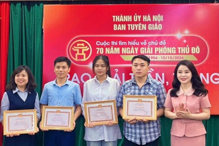 Ban tổ chức trao giải cho các thí sinh xuất sắc trong giai đoạn 1 của Cuộc thi tìm hiểu 70 năm Ngày Giải phóng Thủ đô