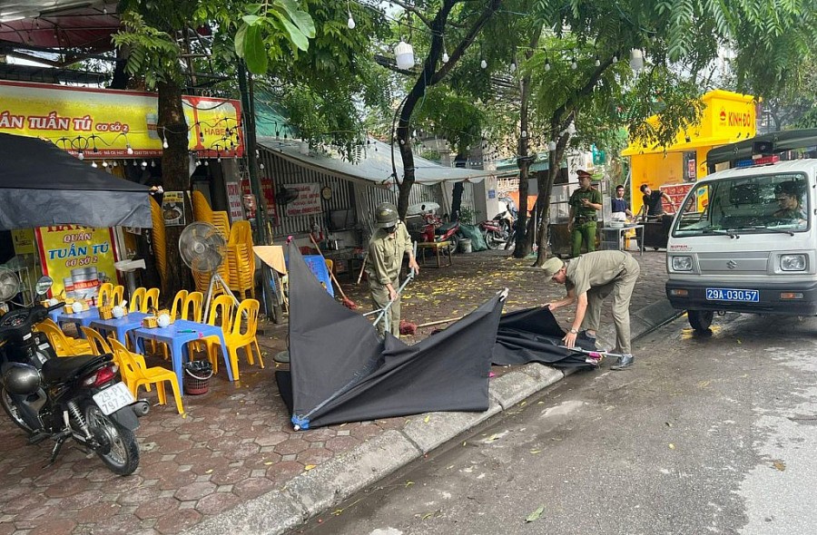 Lực lượng chức năng phường Xuân Đỉnh (quận Bắc Từ Liêm) xử lý vi phạm trật tự đô thị ngay sau khi nhận phản ánh từ người dân qua ứng dụng iHanoi, ngày 24-7.