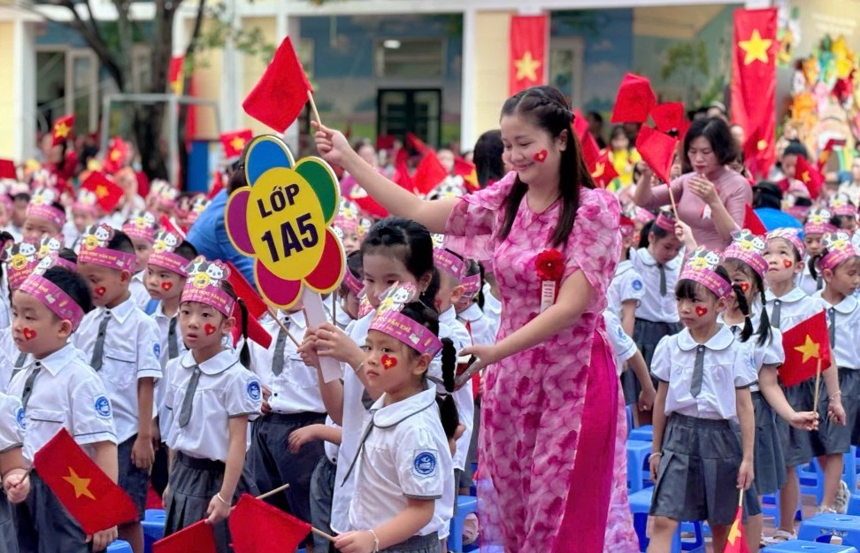 Cô trò trường Tiểu học Văn Khê hân hoan niềm vui ngày khai giảng