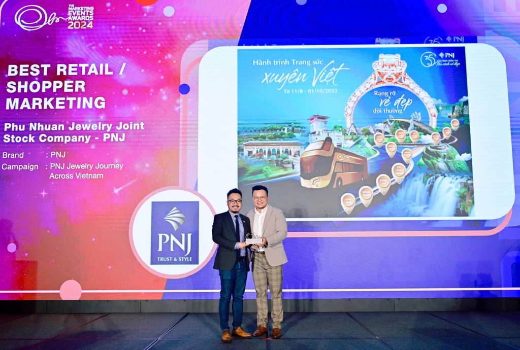 Đại diện PNJ nhận giải thưởng Best Retail Marketing 2024 tại Singapore (Ảnh: Marketing Interactive)