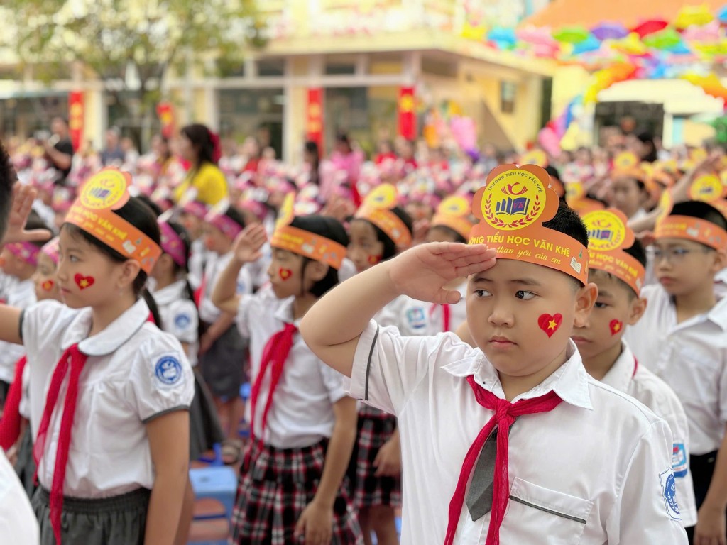 Cô trò trường Tiểu học Văn Khê hân hoan niềm vui ngày khai giảng