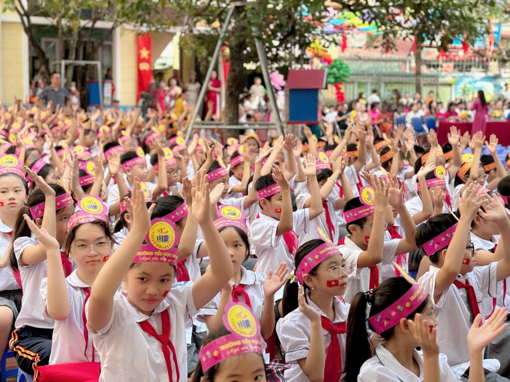 Cô trò trường Tiểu học Văn Khê hân hoan niềm vui ngày khai giảng