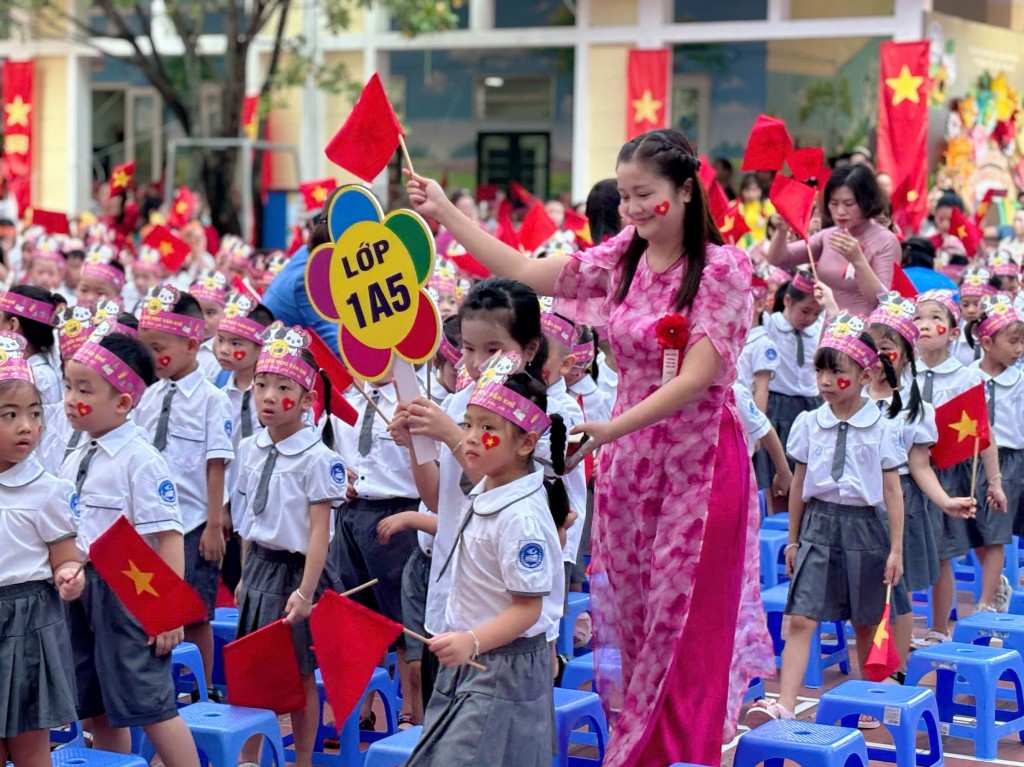 Học sinh toàn trường hân hoan đón các em lớp 1