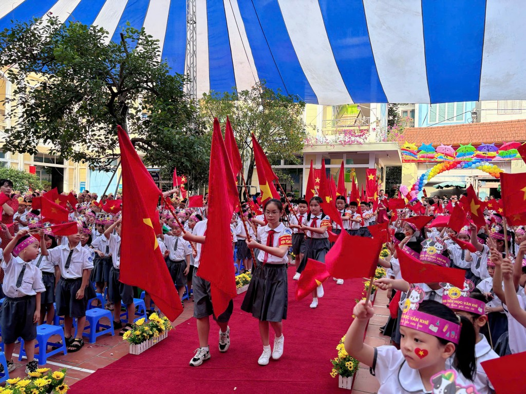 Ngắn gọn nhưng không có nghĩa là sơ sài, lễ khai giảng được nhà trường chuẩn bị chu đáo từ rất sớm