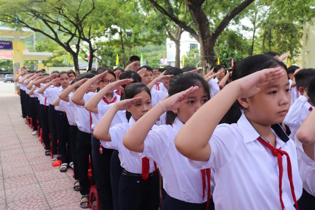 Các em học sinh thực hiện nghi thức chào cờ (Ảnh CTV)