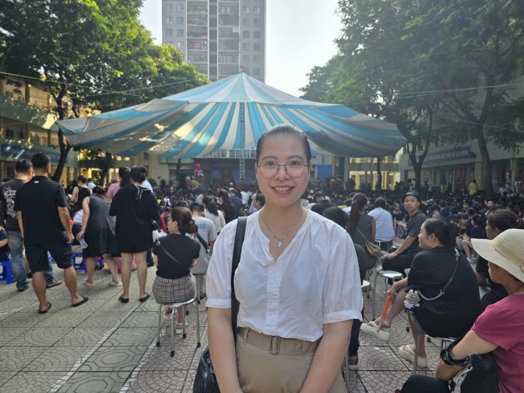 Chị Hoàng Thuỳ Linh (phụ huynh trường Tiểu học Ngọc Lâm) vui mừng trong ngày con đến trường Chị Hoàng Thuỳ Linh (phụ huynh trường Tiểu học Ngọc Lâm) vui mừng trong ngày con đến trường
