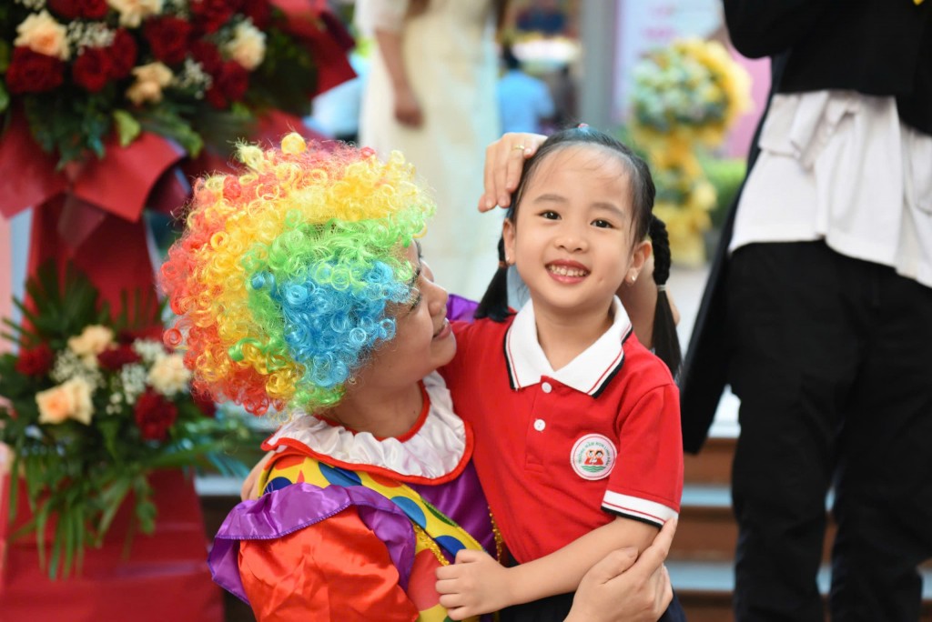 Học sinh vui mừng đi dự khai giảng Học sinh vui mừng đi dự khai giảng