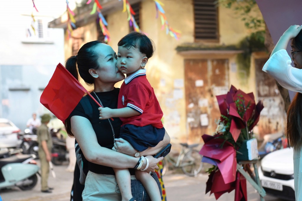 Phụ huynh trường mầm non Linh Đàm (Hoàng Mai) đưa con đi khi giảng Phụ huynh trường mầm non Linh Đàm (Hoàng Mai) đưa con đi khi giảng