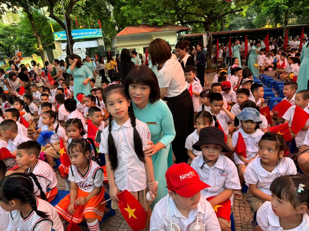 Cô trò trường Tiểu học Nam Thành công (Đống Đa) chào mừng năm học mới Cô trò trường Tiểu học Nam Thành công (Đống Đa) chào mừng năm học mới