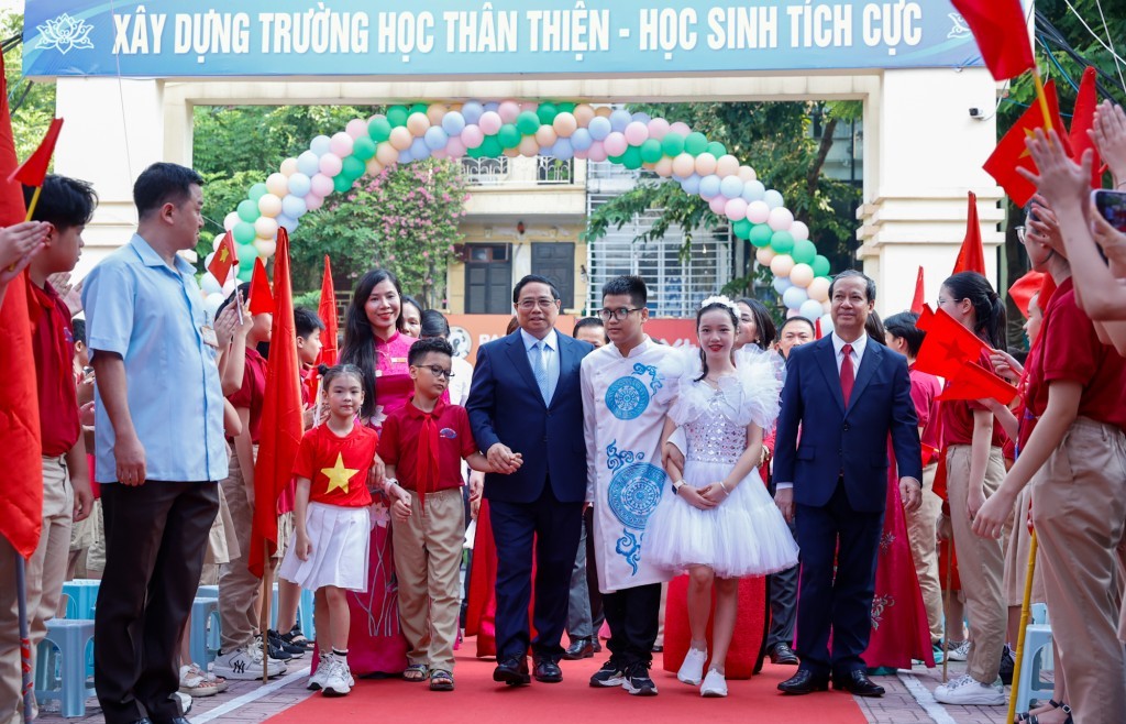 Thầy cô là ánh sáng soi đường, dẫn dắt học sinh tiếp cận với thế giới tri thức