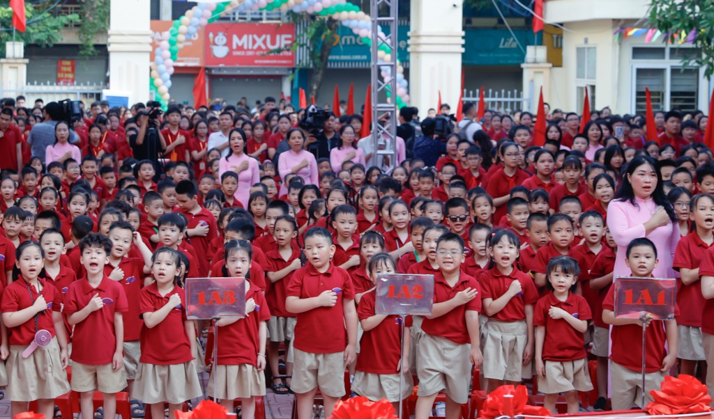 Học sinh Trường Phổ thông cơ sở Nguyễn Đình Chiểu hân hoan bước vào năm học mới - Ảnh: VGP/Nhật Bắc