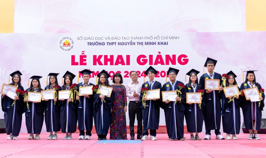 đại diện lãnh đạo nhà trường trao học bổng cho các em học sinh