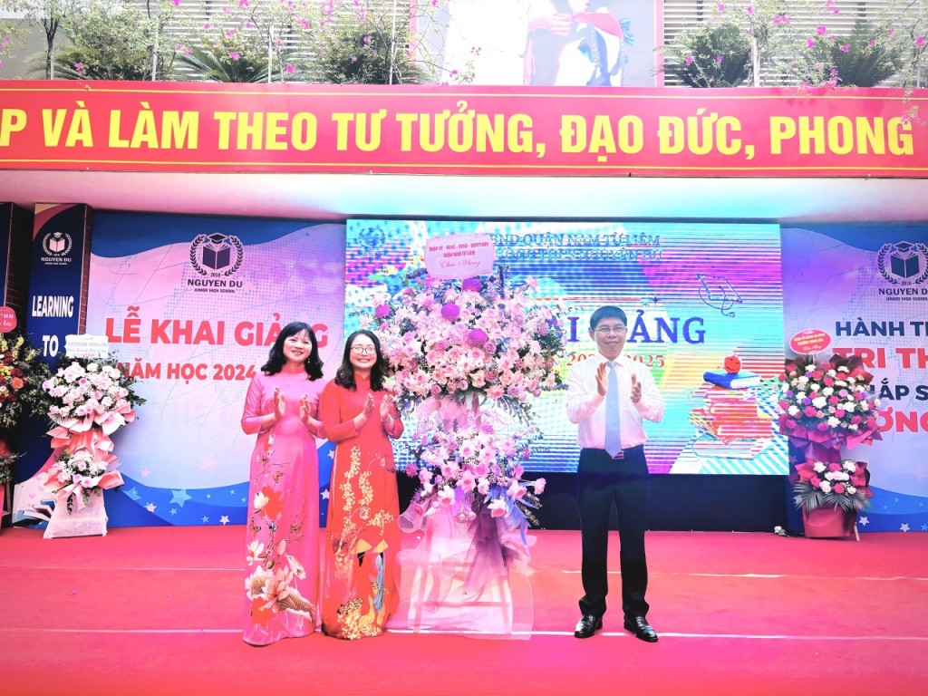 Đồng chí Lâm Quang Thao - Phó Bí thư Thường trực Quận uỷ, Chủ tịch HĐND quận Nam Từ Liêm chúc mừng thầy và trò trường THCS Nguyễn Du