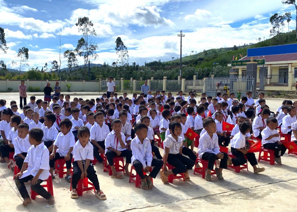 Các em học sinh điểm trường EaRớt (xã Cư Pui, huyện Krông Bông) trong ngày khai giảng năm học mới 2024-2025