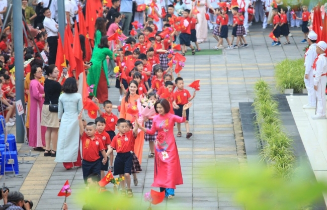 Học sinh Hà Nội hân hoan trong ngày khai giảng năm học mới