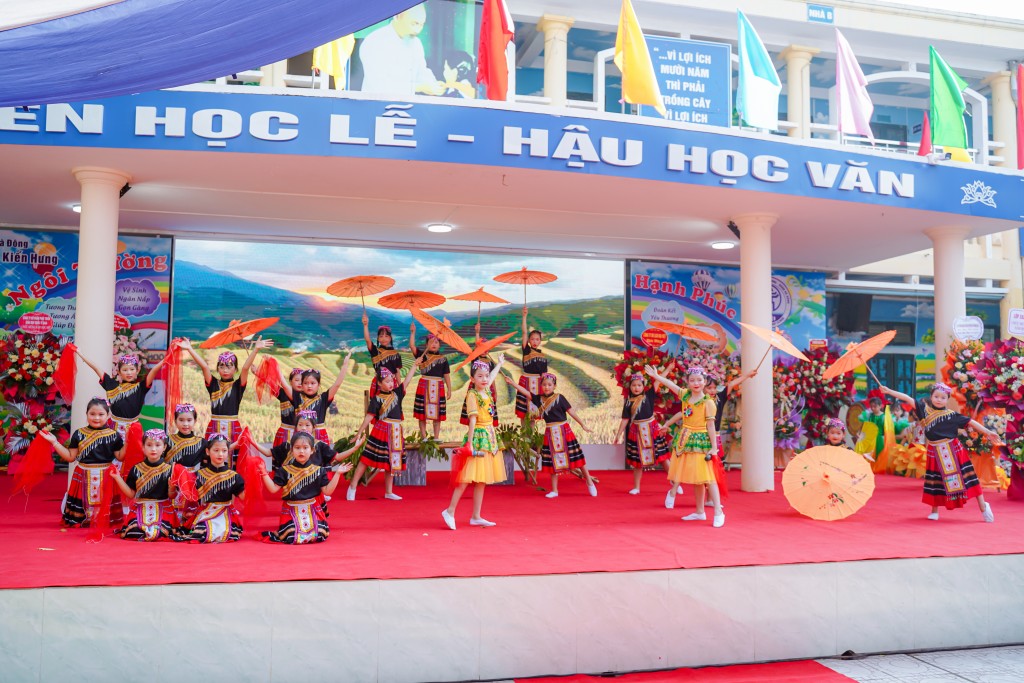 Tiết mục văn nghệ đặc sắc tạo không khí vui tươi, phấn khởi cho học sinh bước vào năm học mới Tiết mục văn nghệ đặc sắc tạo không khí vui tươi, phấn khởi cho học sinh bước vào năm học mới