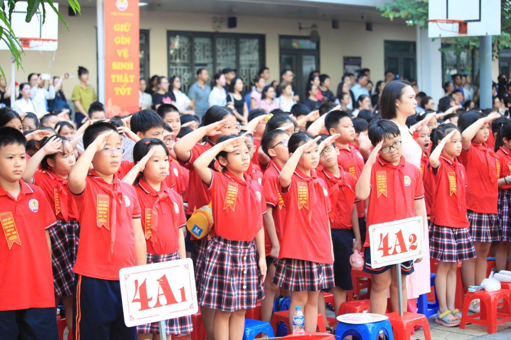 Học sinh trường Tiểu học Kim Đồng thực hiện nghi lễ chào cờ