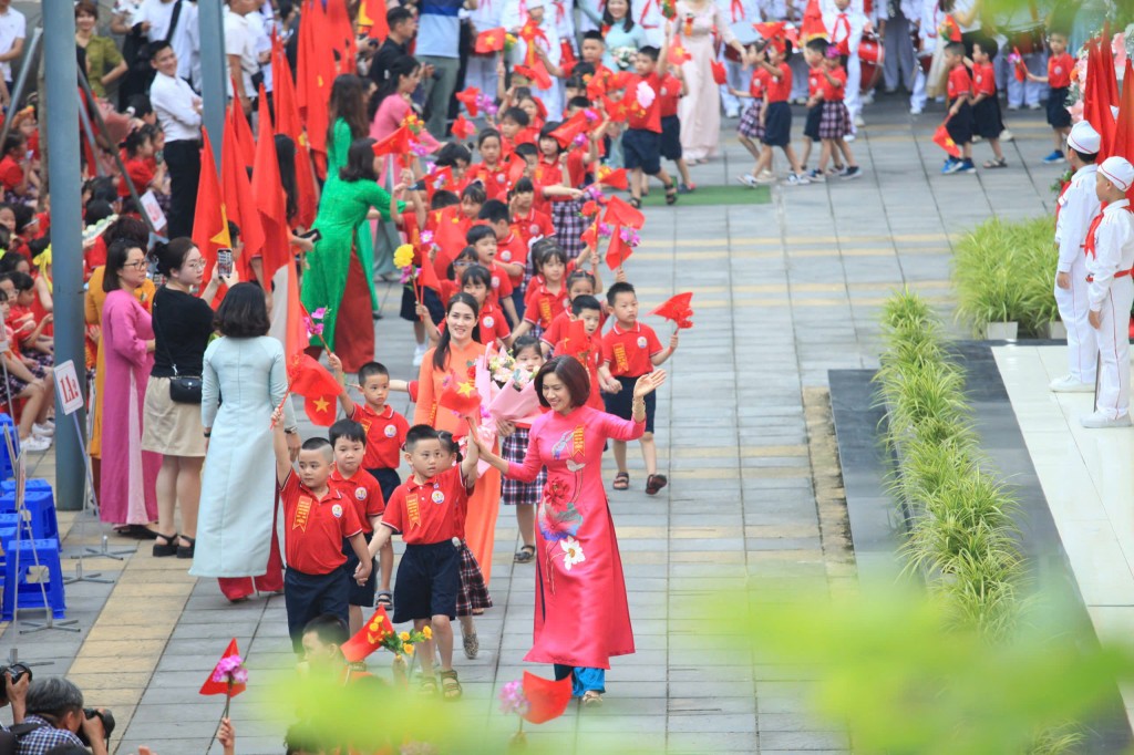 Thầy và trò trường Tiểu học Kim Đồng, quận Ba Đình trong ngày khai giảng