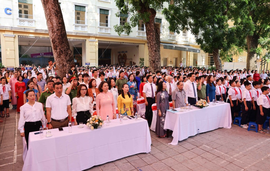 Học sinh Hà Nội hân hoan trong ngày khai giảng năm học mới Học sinh Hà Nội hân hoan trong ngày khai giảng năm học mới
