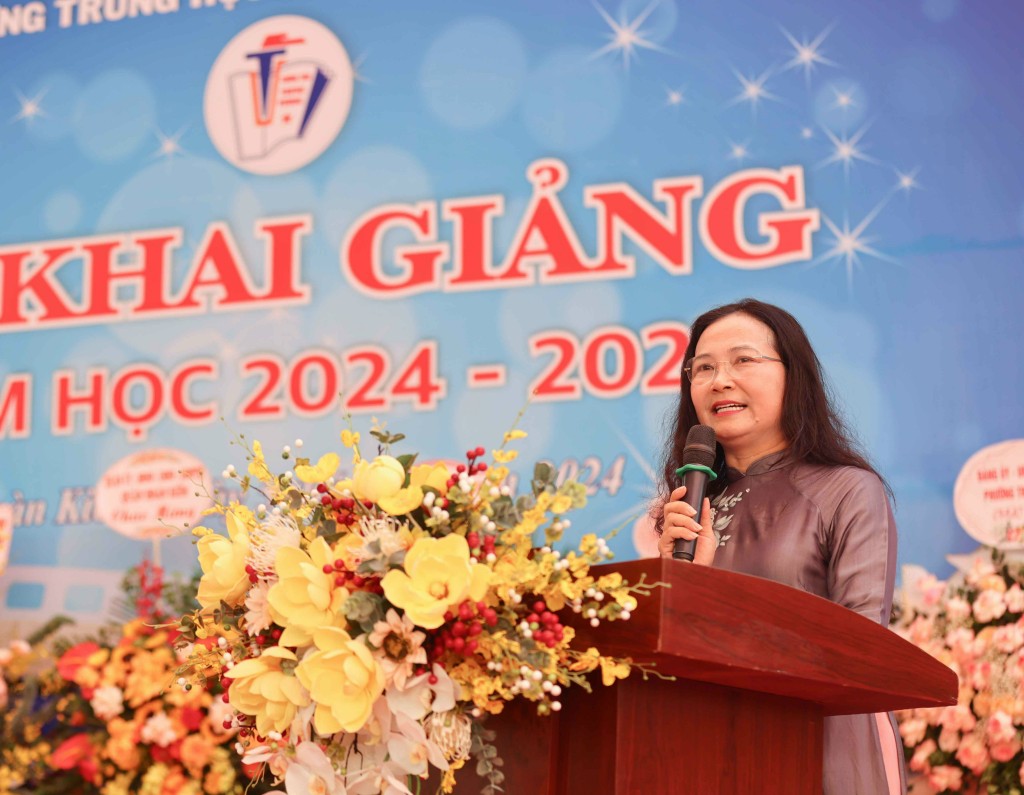Phát biểu tại lễ khai giảng, cô Nguyễn Thị Thu Hà, Hiệu trưởng Trường THCS Trưng Vương cho biết, năm học 2023-2024 vừa qua, chất lượng giáo dục đại trà và mũi nhọn đều được nâng cao, kết quả thi vào lớp 10 có sự tiến bộ vượt bậc với hơn 85% học sinh đỗ vào các trường chuyên, trường công lập. Bên cạnh đó, học sinh Trưng Vương cũng đã giành được 45 giải quốc tế, trong đó có 16 Huy chương vàng và giải nhất; 86 giải quốc gia; 54 giải trong cuộc thi Học sinh giỏi của Thành phố. Phát biểu tại lễ khai giảng, cô Nguyễn Thị Thu Hà, Hiệu trưởng Trường THCS Trưng Vương cho biết, năm học 2023-2024 vừa qua, chất lượng giáo dục đại trà và mũi nhọn đều được nâng cao, kết quả thi vào lớp 10 có sự tiến bộ vượt bậc với hơn 85% học sinh đỗ vào các trường chuyên, trường công lập. Bên cạnh đó, học sinh Trưng Vương cũng đã giành được 45 giải quốc tế, trong đó có 16 Huy chương vàng và giải nhất; 86 giải quốc gia; 54 giải trong cuộc thi Học sinh giỏi của Thành phố.