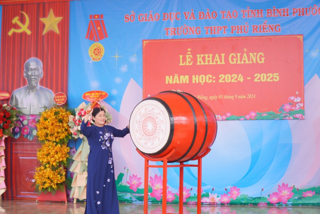 Phó Bí thư Tỉnh uỷ, Chủ tịch UBND tỉnh Trần Tuệ Hiền đánh trống khai giảng năm học mới