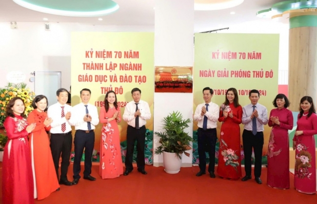 Gắn biển công trình trường học chào mừng 70 năm Giải phóng Thủ đô