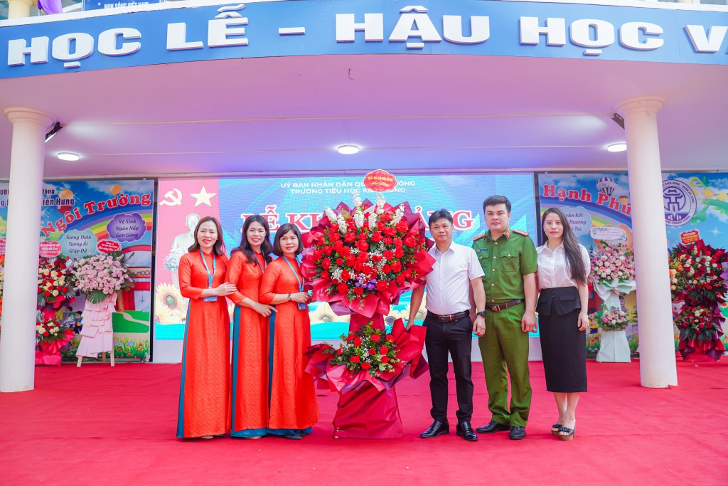Lãnh đạo phường Kiến Hưng chúc mừng nhà trường Lãnh đạo phường Kiến Hưng chúc mừng nhà trường