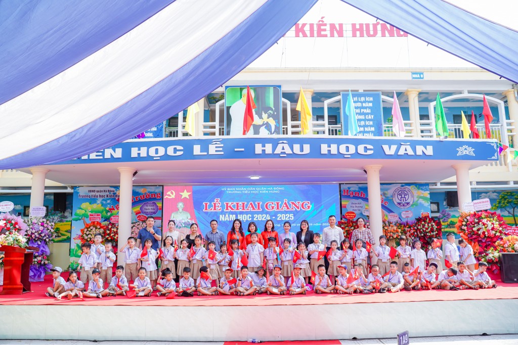 Cô và trò nhà trường hân hoan trong ngày khai giảng năm học mới Cô và trò nhà trường hân hoan trong ngày khai giảng năm học mới
