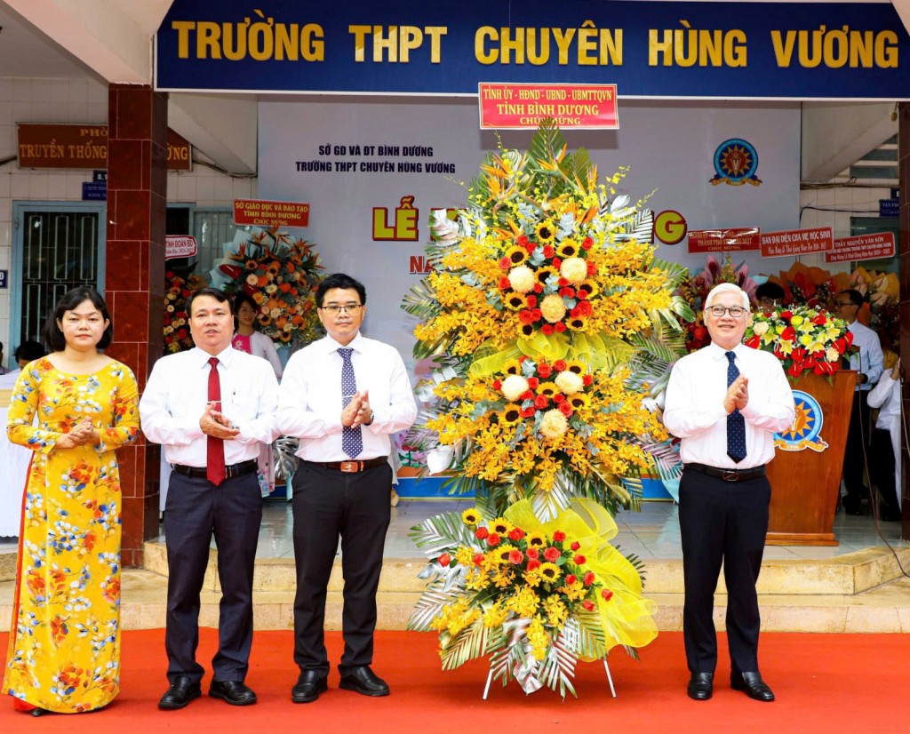  tặng hoa chúc mừng trường THPT Chuyên Hùng Vương.