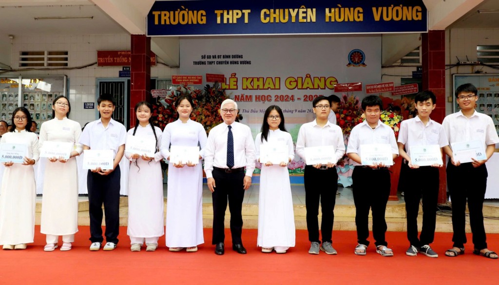 Ông Nguyễn Văn Lợi, Bí thư Tỉnh ủy Bình Dương trao học bổng “Tiếp sức đến trường” cho các em học sinh vượt khó học giỏi. (Ảnh: Quốc Chiến)