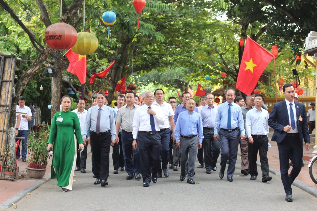 Đàon công tác thăm một số di tích trong khu phố cổ Hội An (Ảnh: quangnam.gov.vn)