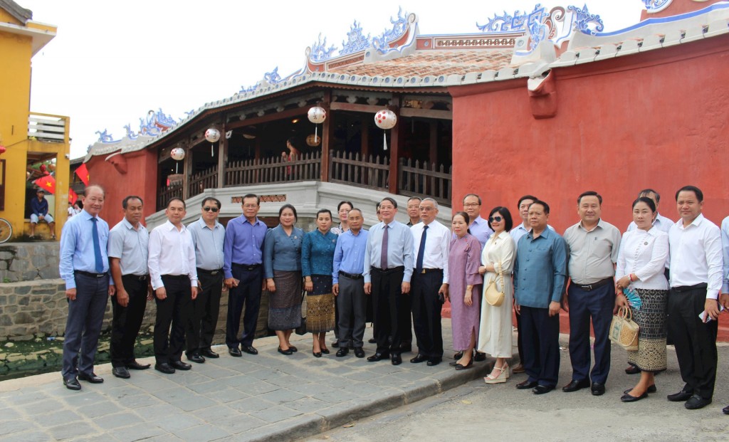 Đại biểu lãnh đạo hai bên chụp ảnh lưu niệm tại Chùa Cầu. (Ảnh: quangnam.gov.vn)