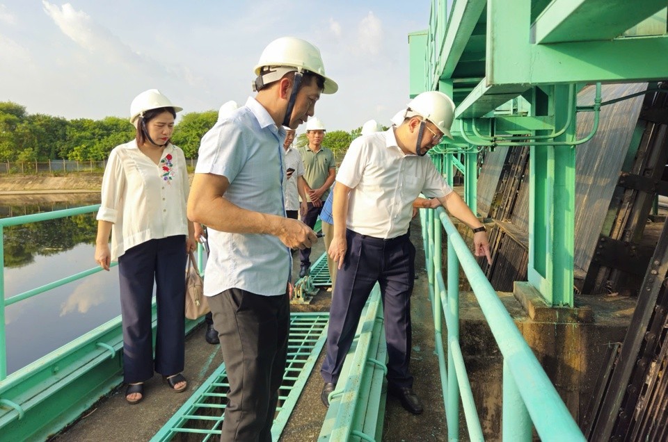 Giám đốc Sở Xây dựng Hà Nội Võ Nguyên Phong kiểm tra công tác vận hành, chuẩn bị ứng phó với bão số 3 tại Xí nghiệp Quản lý cụm công trình đầu mối Yên Sở.