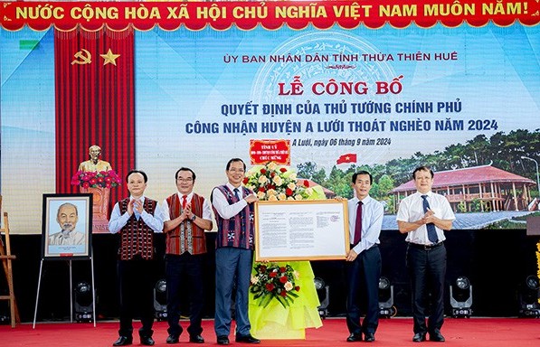 Công bố quyết định công nhận huyện A Lưới thoát nghèo