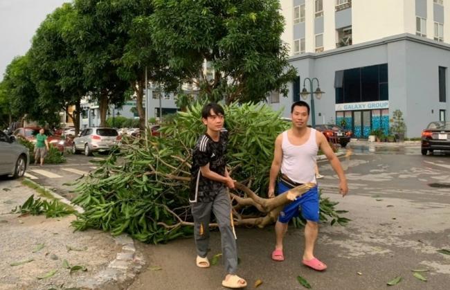 Chính quyền và người dân chung tay chống bão số 3