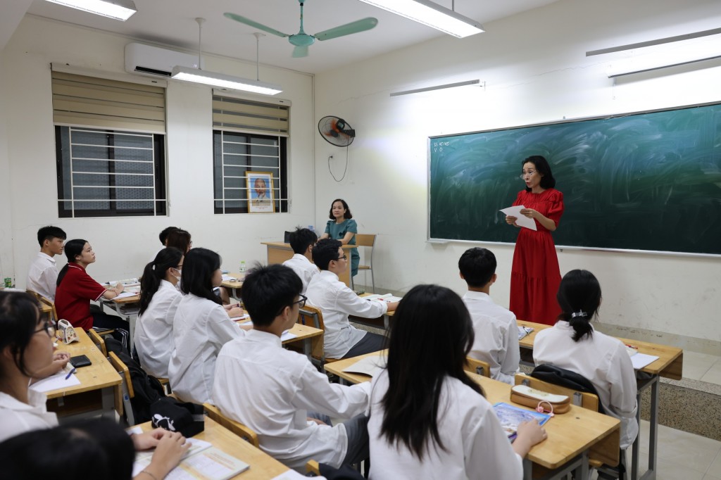 Cô Nguyễn Thị Thu Hà - Phó Hiệu trưởng nhà trường thông tin tới giáo viên, học sinh về công văn của Sở GD&ĐT phòng, chống bão