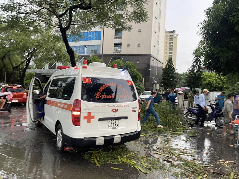 Lực lượng Cảnh sát PCCC và CNCH Công an TP phối hợp với nhân viên y tế đưa người bị thương đi cấp cứu, hỗ trợ giải phóng giao thông trong vụ cây đổ chièu 6/9